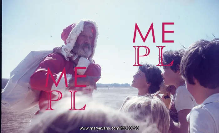 : Santa Claus in the desert in Oman : Santa Claus in the desert in Oman