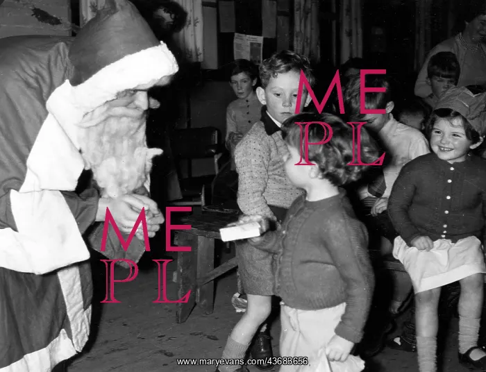 : SANTA HANDS OUT PRESENTS : SANTA HANDS OUT PRESENTS