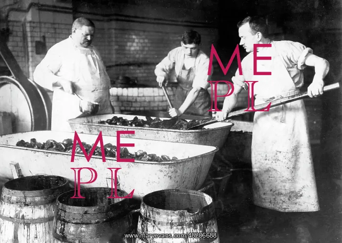 : Sausage production in Berlin, 1917 : Sausage production in Berlin, 1917
