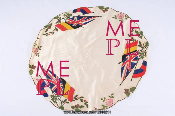 : Scalloped-edged silk tablecloth : Scalloped-edged silk tablecloth