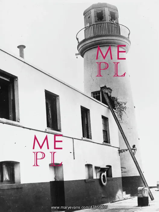 : Scarborough Lighthouse damage, 1914 : Scarborough Lighthouse damage, 1914