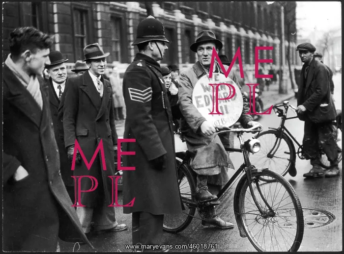 : A scene in Downing Street during the Abdication crisis : A scene in Downing Street during the Abdication crisis