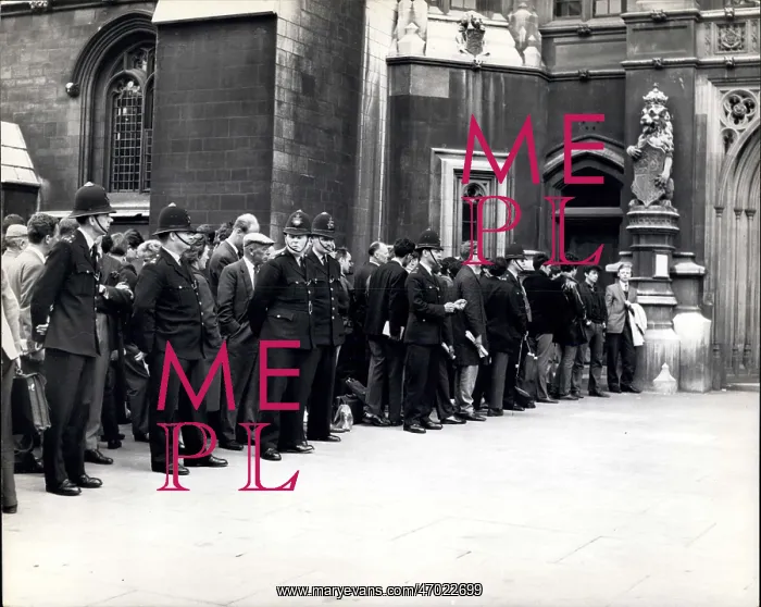 : Scene outside House of Commons, Profumo debate : Scene outside House of Commons, Profumo debate