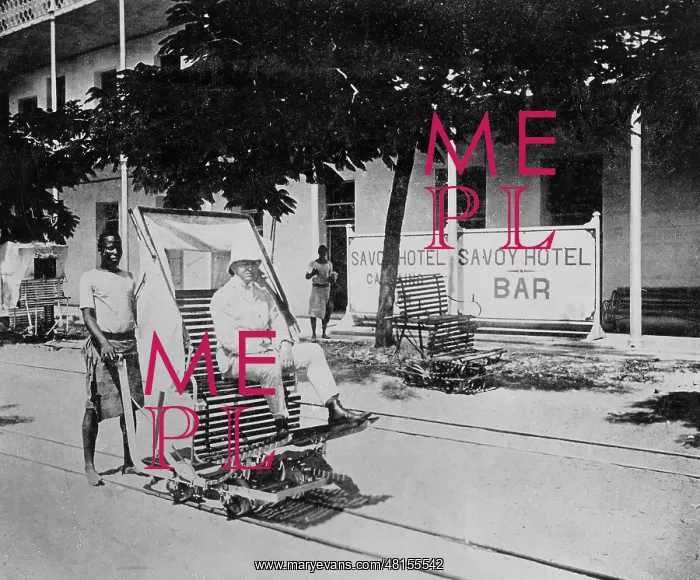: Scene in front of the Savoy Hotel in Beira, 1911 : Scene in front of the Savoy Hotel in Beira, 1911