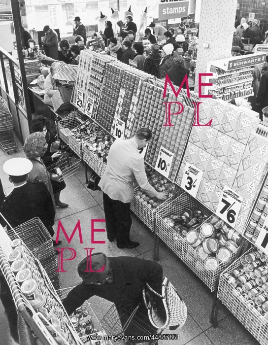 : SCENE IN A SUPERMARKET : SCENE IN A SUPERMARKET