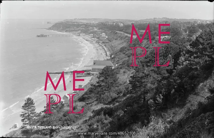 : Scenic View of Totland Bay : Scenic View of Totland Bay