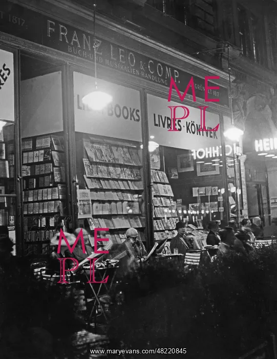 : Schanigarten in Vienna, 1936 : Schanigarten in Vienna, 1936