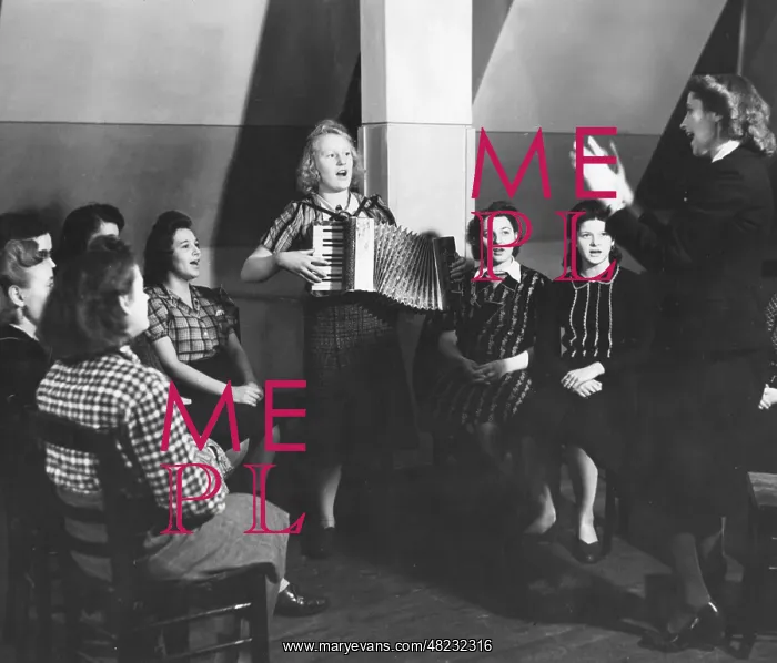 : Scherl employees singing, 1941 : Scherl employees singing, 1941