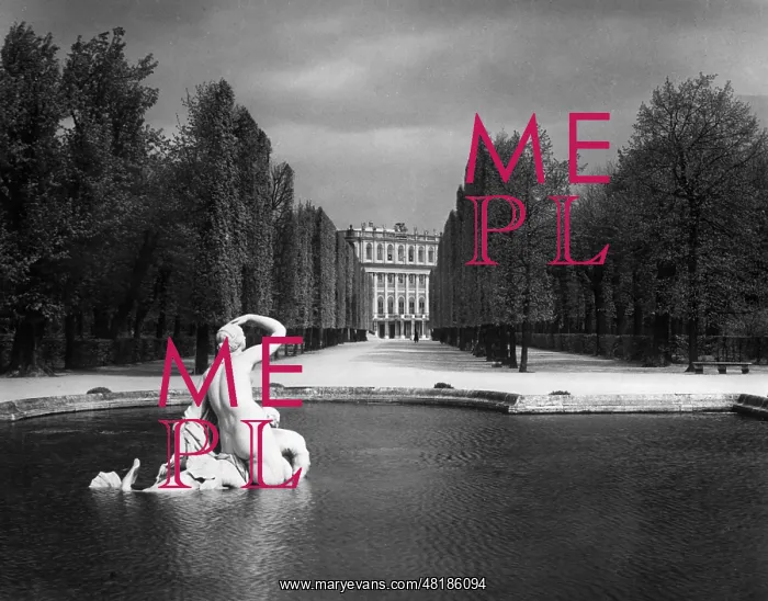 : Schonbrunn Palace in Vienna, 1940 : Schonbrunn Palace in Vienna, 1940