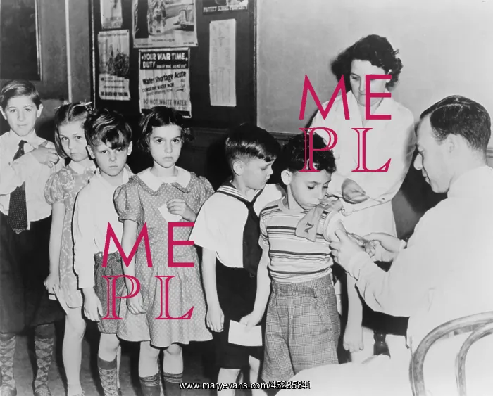 : School children waiting in line for immunization ? : School children waiting in line for immunization ?