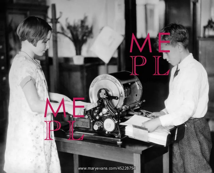 : School children work on a mimeograph machine. ? : School children work on a mimeograph machine. ?