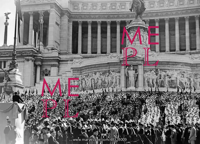 : School choirs on the steps of the Vittoriano in Rome, 1931 : School choirs on the steps of the Vittoriano in Rome, 1931