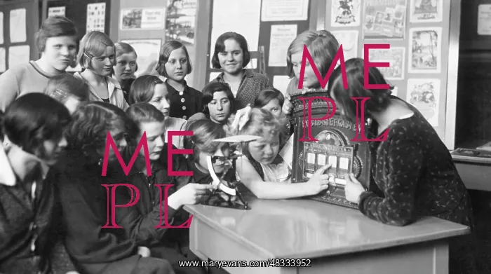 : School class in the Postal Museum, 1930-1932 : School class in the Postal Museum, 1930-1932