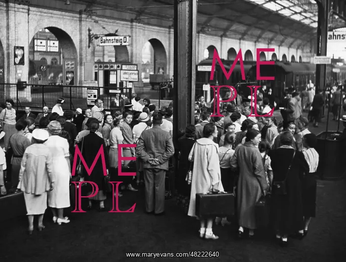 : School class at the Stettin Station in Berlin, 1938 : School class at the Stettin Station in Berlin, 1938