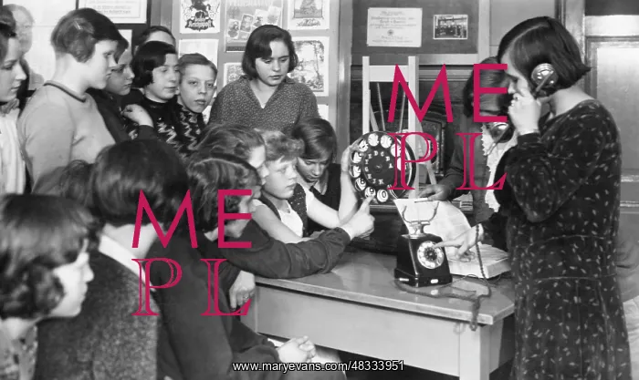 : School class with telephone, 1930-1932 : School class with telephone, 1930-1932