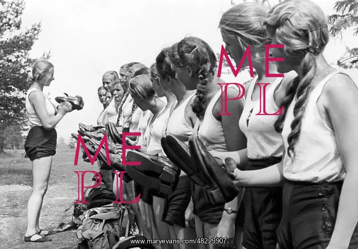 : School inspection in a BDM camp, 1937 : School inspection in a BDM camp, 1937