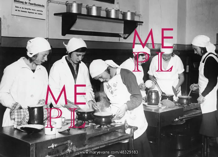 : School kitchen, 1932 : School kitchen, 1932