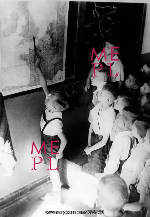: Schoolboys in history lessons based on a Wehrmacht report : Schoolboys in history lessons based on a Wehrmacht report