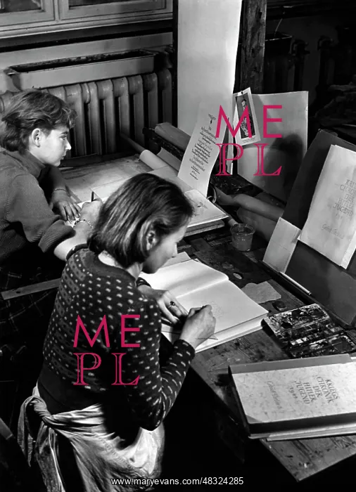: Schoolgirls drawing characters, 1942 : Schoolgirls drawing characters, 1942