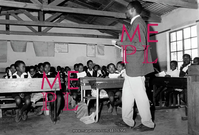 : Schoolteacher and class in rural school at Braaklaagte : Schoolteacher and class in rural school at Braaklaagte