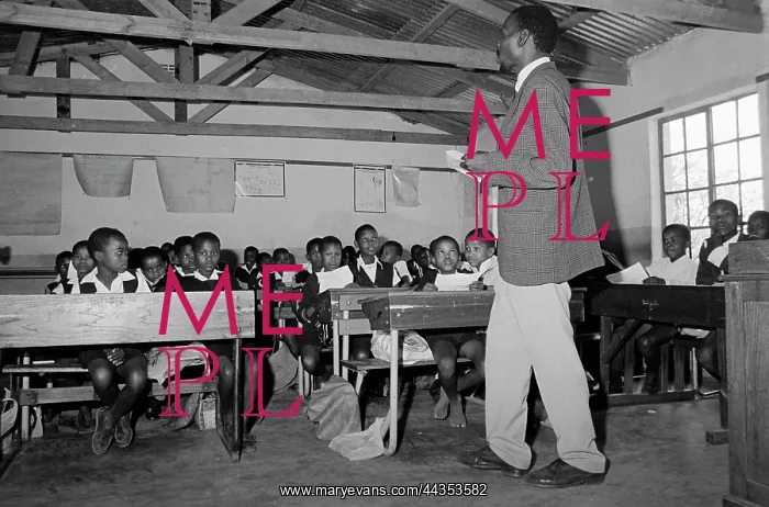 : Schoolteacher and class in a rural school in Braklaagte : Schoolteacher and class in a rural school in Braklaagte