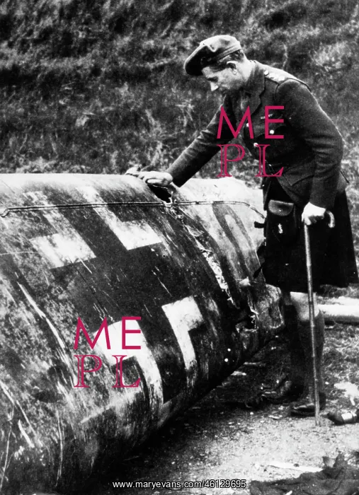  : Scotsman with Rudolf Hess's crashed plane, WW2