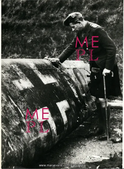: Scotsman with Rudolf Hess's crashed plane, WW2 : Scotsman with Rudolf Hess's crashed plane, WW2