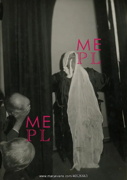 : Scottish medium Helen Duncan during s?ance with ?ectoplasm? : Scottish medium Helen Duncan during s?ance with ?ectoplasm?