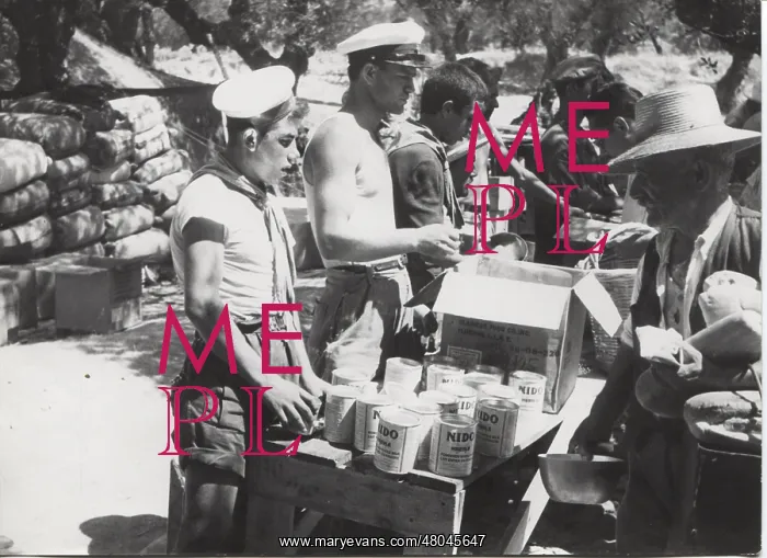 : Scouts distributing food in Zakynthos, Greece : Scouts distributing food in Zakynthos, Greece