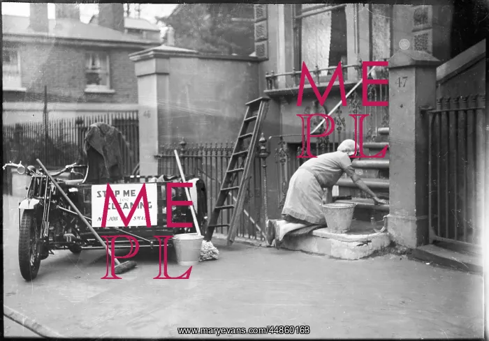 : SCRUBING DOORSTEP / 1920S : SCRUBING DOORSTEP / 1920S