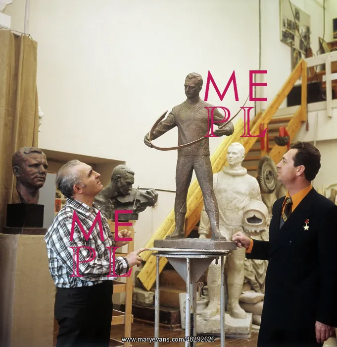 : Sculptor Grigory Postnikov and cosmonaut Vitaly : Sculptor Grigory Postnikov and cosmonaut Vitaly