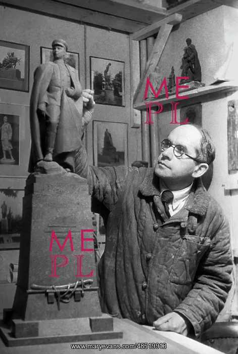 : Sculptor M. Manizer : Sculptor M. Manizer