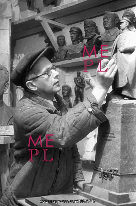 : Sculptor M. Manizer : Sculptor M. Manizer