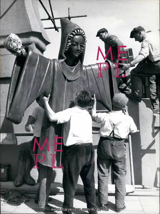 : Sculpture by Erich Hoffmann, Munich Child : Sculpture by Erich Hoffmann, Munich Child