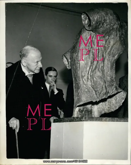 : Sculpture by Henry Moore on display in Manchester : Sculpture by Henry Moore on display in Manchester