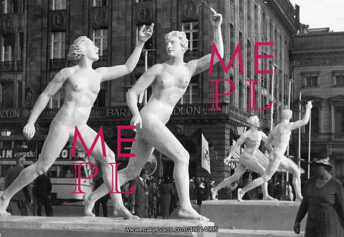 : Sculptures of athletes in front of the Hotel Adlon in Berlin : Sculptures of athletes in front of the Hotel Adlon in Berlin