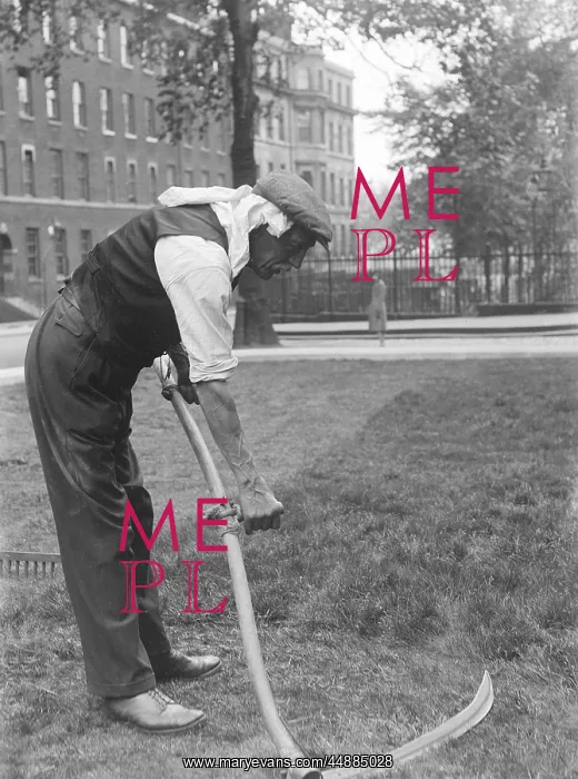 : SCYTHING A LONDON SQUARE : SCYTHING A LONDON SQUARE
