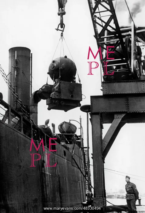  : Sea mines in a harbor, 1939-1945
