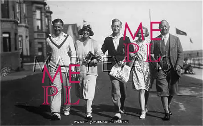 : SEASIDE STROLL : SEASIDE STROLL