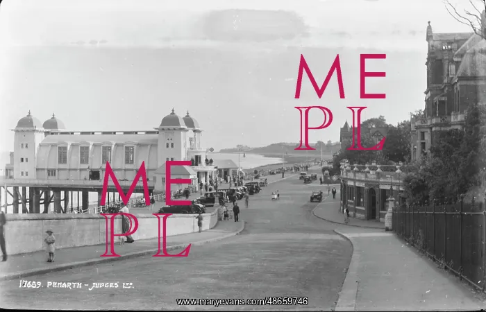 : Seaside View of Penarth Pier : Seaside View of Penarth Pier