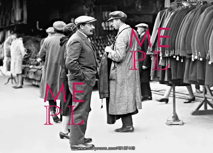 : Second hand clothes sale in Paris : Second hand clothes sale in Paris