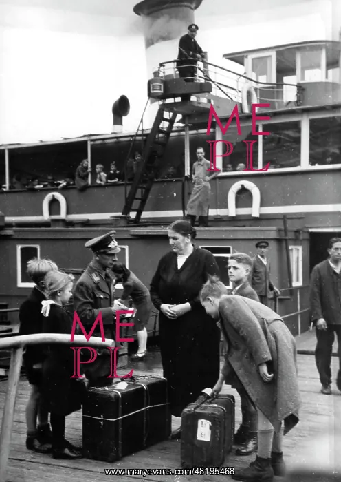 : Second World War: People in Cologne are being rescued with a : Second World War: People in Cologne are being rescued with a
