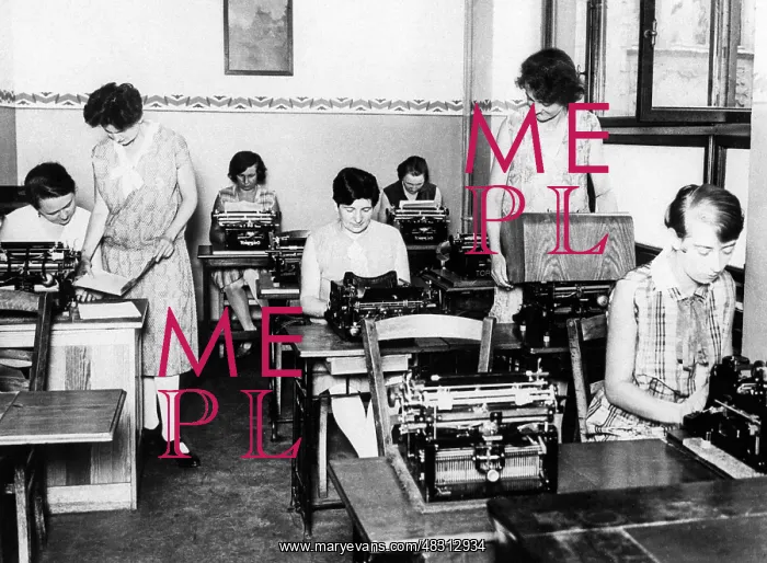 : Secretaries in the office, 1929 : Secretaries in the office, 1929