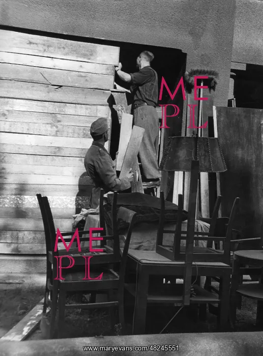 : Securing work after an air raid, 1943 : Securing work after an air raid, 1943