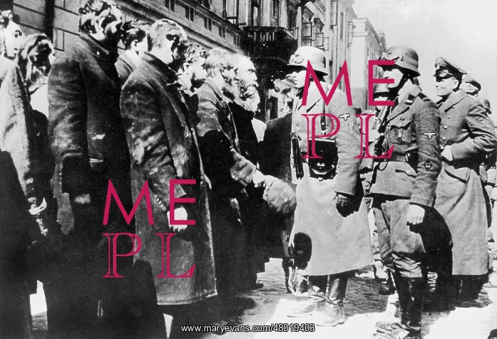: Security Service(SD) officials interrogate Jews in Warsaw, 1 : Security Service(SD) officials interrogate Jews in Warsaw, 1