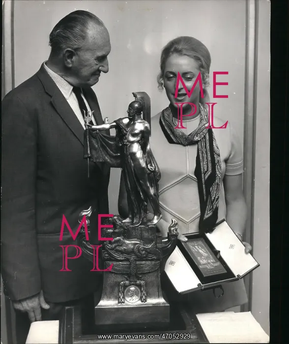 : Segrave Trophy presented to widow of Bruce McLaren : Segrave Trophy presented to widow of Bruce McLaren
