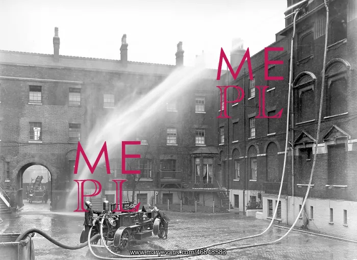 : Self-propelled fire engine at LFB HQ, Southwark : Self-propelled fire engine at LFB HQ, Southwark