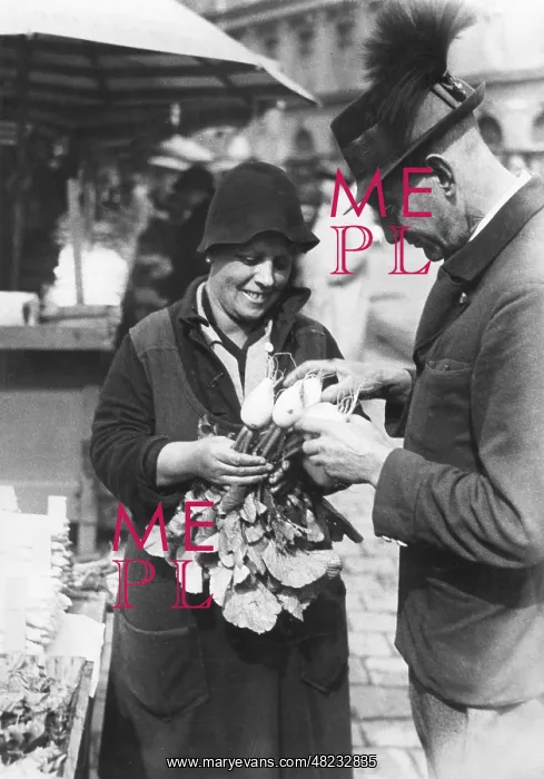 : Seller and customer at the Viktualienmarkt in Manchen : Seller and customer at the Viktualienmarkt in Manchen