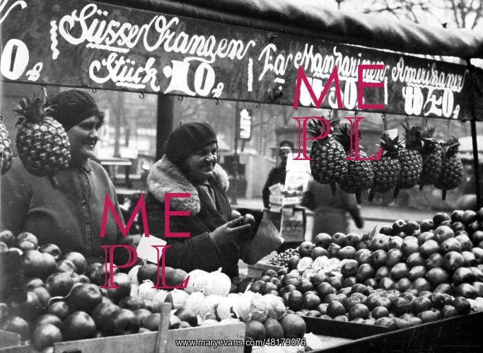 : Sellers in a market in Berlin, 1933 : Sellers in a market in Berlin, 1933