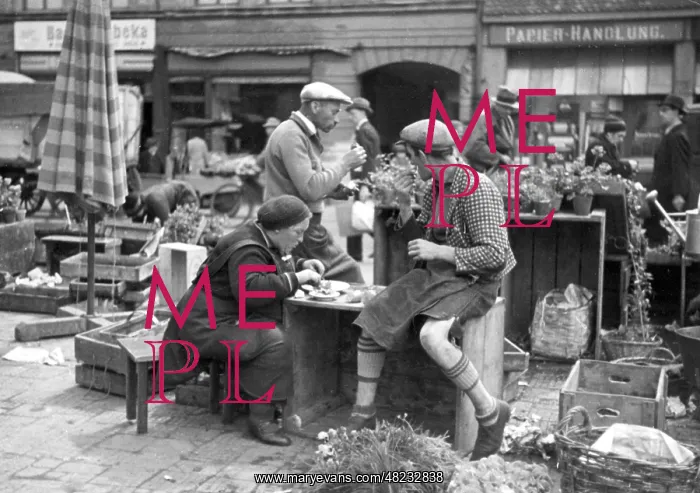 : Sellers at the Viktualienmarkt in Manchen : Sellers at the Viktualienmarkt in Manchen